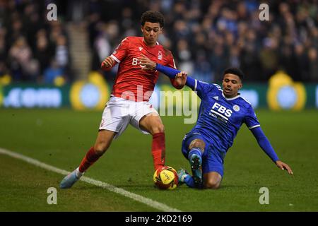 Brennan Johnson aus Nottingham Forest kämpft am Sonntag, den 6.. Februar 2022, mit James Justin von Leicester City beim FA Cup-Spiel zwischen Nottingham Forest und Leicester City am City Ground in Nottingham um den Ball. (Foto von Jon Hobley/MI News/NurPhoto) Stockfoto