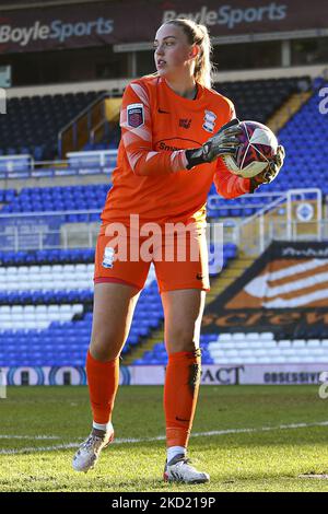 Die Torhüterin von Birmingham, Emily Ramsey, zeigt den Ball während des Barclays FA Women's Super League-Spiels zwischen Birmingham City und Leicester City am Sonntag, 6.. Februar 2022 in St. Andrews, Birmingham. (Foto von Kieran Riley/MI News/NurPhoto) Stockfoto