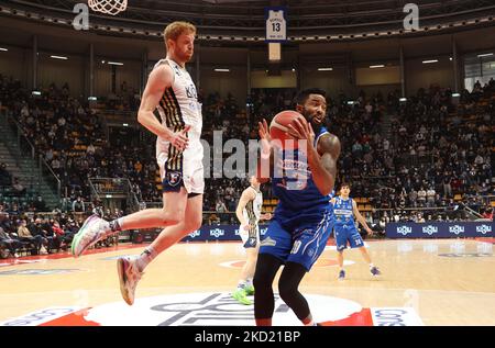 Michael Cobbins (Pallacanestro Germani Brescia) (R) wurde von Geoffrey Groselle (Fortitudo Kigili Bologna) während des italienischen LBA-Basketballturnierspiels Kigili Fortitudo Bologna im Jahr A1 vereitelt. Pallacanestro Germani Brescia am 06. Februar 2022 im Sportpalast Paladozza in Bologna. (Foto von Michele Nucci/LiveMedia/NurPhoto) Stockfoto