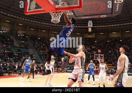 Michael Cobbins (Pallacanestro Germani Brescia) während der Serie A1 italienischen LBA Basketball-Meisterschaft Spiel Kigili Fortitudo Bologna gegen. Pallacanestro Germani Brescia am 06. Februar 2022 im Sportpalast Paladozza in Bologna. (Foto von Michele Nucci/LiveMedia/NurPhoto) Stockfoto