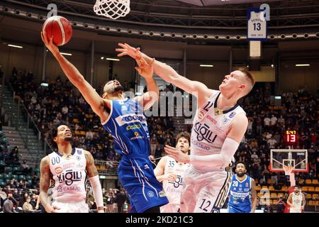 Nazareth Mitrou-Long (Pallacanestro Germani Brescia) (L) von Robin Benzing (Fortitudo Kigili Bologna) während der Serie A1 italienischen LBA Basketball-Meisterschaft Spiel Kigili Fortitudo Bologna gegen vereitelt. Pallacanestro Germani Brescia am 06. Februar 2022 im Sportpalast Paladozza in Bologna. (Foto von Michele Nucci/LiveMedia/NurPhoto) Stockfoto