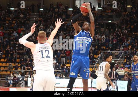 Kenny Gabriel (Pallacanestro Germani Brescia) (R) von Robin Benzing (Fortitudo Kigili Bologna) während der Serie A1 italienischen LBA Basketball-Meisterschaft Spiel Kigili Fortitudo Bologna gegen vereitelt. Pallacanestro Germani Brescia am 06. Februar 2022 im Sportpalast Paladozza in Bologna. (Foto von Michele Nucci/LiveMedia/NurPhoto) Stockfoto