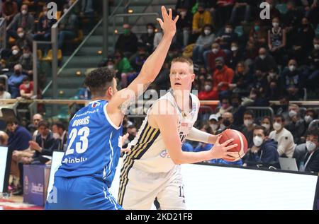 Robin Benzing (Fortitudo Kigili Bologna) (R) von Christian Burns (Pallacanestro Germani Brescia) während der Serie A1 italienischen LBA Basketball-Meisterschaft Spiel Kigili Fortitudo Bologna gegen vereitelt. Pallacanestro Germani Brescia am 06. Februar 2022 im Sportpalast Paladozza in Bologna (Foto: Michele Nucci/LiveMedia/NurPhoto) Stockfoto