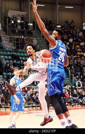 Branden Frazier (Fortitudo Kigili Bologna) (L) von Michael Cobbins (Pallacanestro Germani Brescia) während der Serie A1 italienischen LBA Basketball-Meisterschaft Spiel Kigili Fortitudo Bologna gegen vereitelt. Pallacanestro Germani Brescia am 06. Februar 2022 im Sportpalast Paladozza in Bologna (Foto: Michele Nucci/LiveMedia/NurPhoto) Stockfoto