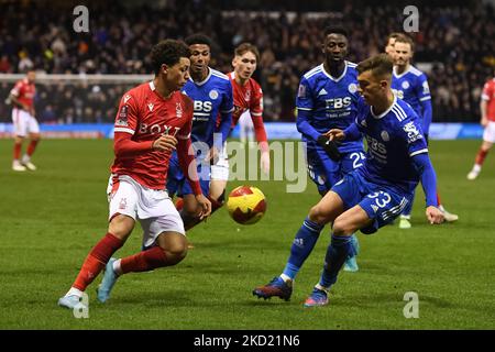 Brennan Johnson aus Nottingham Forest kämpft am Sonntag, den 6.. Februar 2022, mit Luke Thomas von Leicester City beim FA Cup-Spiel zwischen Nottingham Forest und Leicester City am City Ground in Nottingham um den Ball. (Foto von Jon Hobley/MI News/NurPhoto) Stockfoto