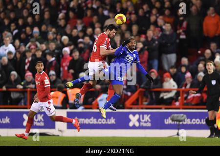 Scott McKenna von Nottingham Forest kämpft am Sonntag, den 6.. Februar 2022, mit Ricardo Pereira von Leicester City während des FA Cup-Spiels zwischen Nottingham Forest und Leicester City am City Ground, Nottingham, um den Ball. (Foto von Jon Hobley/MI News/NurPhoto) Stockfoto