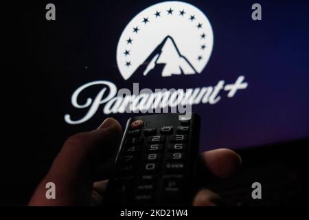 Die Fernbedienung des Fernsehers ist mit dem Paramount+-Logo auf einem Bildschirm auf diesem Bild zu sehen, das am 6. Februar 2022 in Krakau, Polen, aufgenommen wurde. (Foto von Jakub Porzycki/NurPhoto) Stockfoto