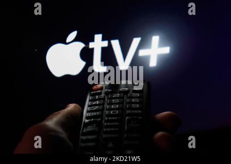 Die Fernbedienung des Fernsehers ist mit dem Apple TV+-Logo auf einem Bildschirm in diesem Bild zu sehen, das am 6. Februar 2022 in Krakau, Polen, aufgenommen wurde. (Foto von Jakub Porzycki/NurPhoto) Stockfoto