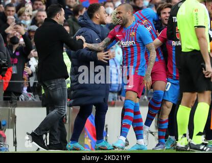 Dani Alves feiert sein Tor mit Xavi Hernandez während des Spiels zwischen dem FC Barcelona und dem Club Atletico de Madrid, das der Woche 23 der Liga Santander entspricht, die am 06.. Februar 2022 im Camp Nou Stadium in Barcelona gespielt wurde. (Foto von Joan Valls/Urbanandsport/NurPhoto) Stockfoto