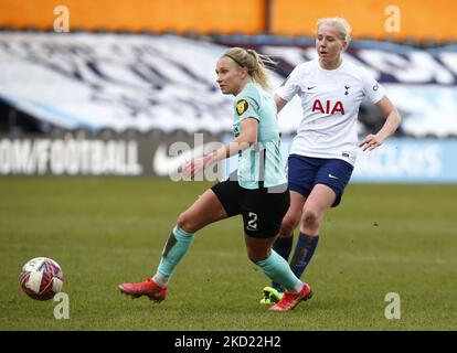 BARNETT, ENGLAND - FEBRUAR 06:L-R Emma Koivisto von Brighton und Hove Albion WFC und Evelina Summanen von Tottenham Hotspur Women während der FA Women's Super League zwischen Tottenham Hotspur Women und Brighton und Hove Albion Women am 06.. Februar 2022 im Hive Stadium in Barnett, England (Foto von Action Foto Sport/NurPhoto) Stockfoto