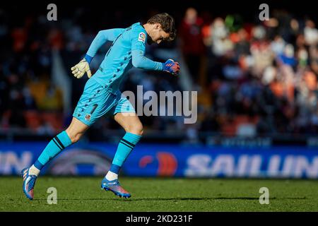 Alejandro Remiro von Real Sociedad läuft während des La Liga Santander-Spiels zwischen Valencia CF und Real Sociedad im Mestalla-Stadion am 6. Februar 2022 in Valencia, Spanien. (Foto von David Aliaga/NurPhoto) Stockfoto