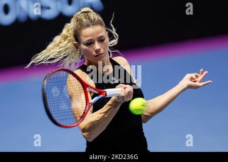 Camila Giorgi aus Italien gibt den Ball an Ekaterina Alexandrova aus Russland während der Frauen-Einzel-Runde des 32-Matches des WTA 500 St. Petersburg Ladies Trophy 2022 International Tennis Tournament am 7. Februar 2022 in der Sibur Arena in Sankt Petersburg, Russland, zurück. (Foto von Mike Kireev/NurPhoto) Stockfoto