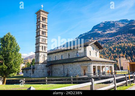 Blick auf die katholische Kirche St. Karl Borromäus in der berühmten Stadt St. Moritz im Kanton Graubünden, Schweiz. Stockfoto