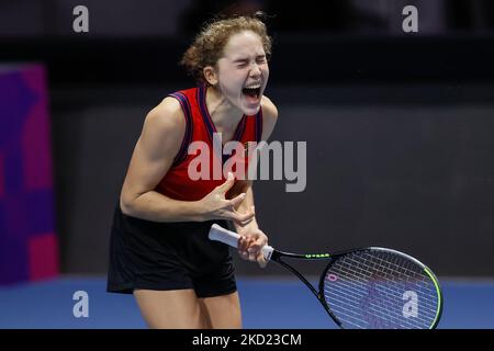 Erika Andreeva aus Russland reagiert während des Qualifikationsspiels der Frauen im Einzel des WTA 500 St. Petersburg Ladies Trophy 2022 International Tennis Tournament gegen den Deutschen Jule Niemeier am 7. Februar 2022 in der Sibur Arena in Sankt Petersburg, Russland. (Foto von Mike Kireev/NurPhoto) Stockfoto