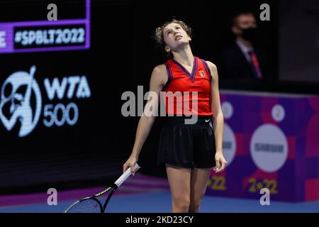 Erika Andreeva aus Russland reagiert während des Qualifikationsspiels der Frauen im Einzel des WTA 500 St. Petersburg Ladies Trophy 2022 International Tennis Tournament gegen den Deutschen Jule Niemeier am 7. Februar 2022 in der Sibur Arena in Sankt Petersburg, Russland. (Foto von Mike Kireev/NurPhoto) Stockfoto