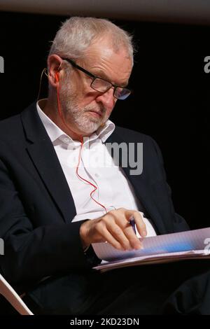 Jeremy Corbyn nimmt an der Veranstaltung „Tax the Rich“ Teil. Ausgleich der Haushaltsbilanz“, in Madrid am 7. Februar 2022, Spanien (Foto: Oscar Gonzalez/NurPhoto) Stockfoto