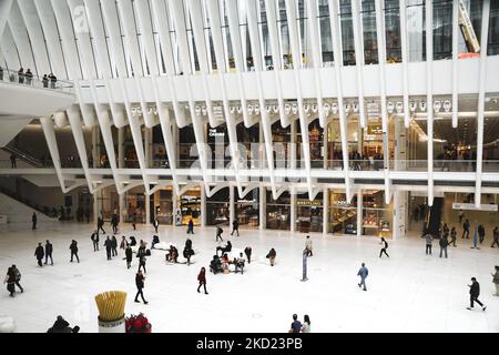 New York City, USA - 31. Oktober 2022 - Besucher im Inneren von Oculus im World Trade Center Stockfoto