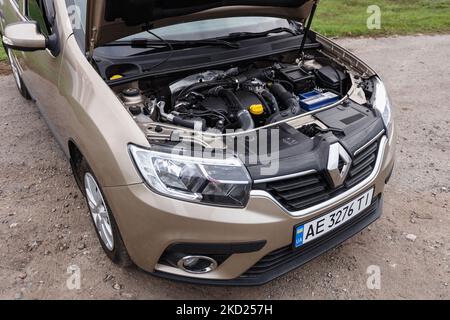 Region Dnipropetrovsk, Ukraine - 09. Oktober 2022: Renault Logan 2020 goldene Farbe mit offener Haube Stockfoto