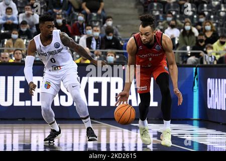 Karel Guzman (L) und Demitrius Conger (R) im Einsatz während des Spiels U-BT Cluj-Napoca gegen Filou Oostende in der Gruppe K der Basketball Champions League, Runde 16, umstritten in BT Arena, Cluj-Napoca, 07. Januar 2022 (Foto: Flaviu Buboi/NurPhoto) Stockfoto