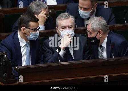 Premierminister Mateusz Morawiecki, Minister Piotr Glinski und Minister Henryk Kowalczyk (PIS-Regierung) während der Sitzung des Sejm (Unterhauses) 48. in Warschau, Polen, am 8. Februar 2022 (Foto: Mateusz Wlodarczyk/NurPhoto) Stockfoto