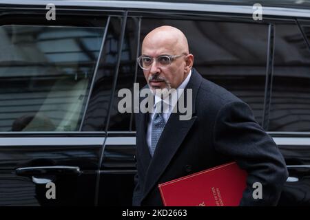 LONDON, VEREINIGTES KÖNIGREICH - 08. FEBRUAR 2022: Der Bildungsminister Nadhim Zahawi kommt in der Downing Street im Zentrum Londons an, um am 08. Februar 2022 in London, England, an der Kabinettssitzung teilzunehmen. (Foto von Wiktor Szymanowicz/NurPhoto) Stockfoto