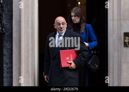 LONDON, VEREINIGTES KÖNIGREICH - 08. FEBRUAR 2022: Der Bildungsminister Nadhim Zahawi und die Ministerin für Hochschule und Weiterbildung Michelle Donelan verlassen die Downing Street im Zentrum von London, nachdem sie an der Kabinettssitzung am 08. Februar 2022 in London, England, teilgenommen haben. (Foto von Wiktor Szymanowicz/NurPhoto) Stockfoto