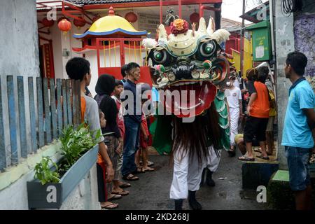 Die Kie Lins tritt während eines Rituals im Vorfeld eines Cap Go Meh Festivals in Bogor, Provinz West Java, Indonesien, am 8. Februar 2022 auf. Der Ursprung von Kie Lins in chinesischen Legenden sind bekannte Tiere, die Reittiere der Götter sind. Der Kie Lin ist ein Tier, das 18 Tiere in der Welt repräsentiert. (Foto von Adriana Adie/NurPhoto) Stockfoto