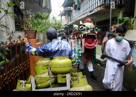 Die Kie Lin tritt während eines Rituals vor einer Cap Go Meh-Festfeier am 8. Februar 2022 in Bogor, Provinz West Java, Indonesien, auf. Der Ursprung von Kie Lins in chinesischen Legenden sind bekannte Tiere, die Reittiere der Götter sind. Der Kie Lin ist ein Tier, das 18 Tiere in der Welt repräsentiert. (Foto von Adriana Adie/NurPhoto) Stockfoto