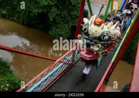 Die Kie Lin tritt während eines Rituals vor einer Cap Go Meh-Festfeier am 8. Februar 2022 in Bogor, Provinz West Java, Indonesien, auf. Der Ursprung von Kie Lins in chinesischen Legenden sind bekannte Tiere, die Reittiere der Götter sind. Der Kie Lin ist ein Tier, das 18 Tiere in der Welt repräsentiert. (Foto von Adriana Adie/NurPhoto) Stockfoto