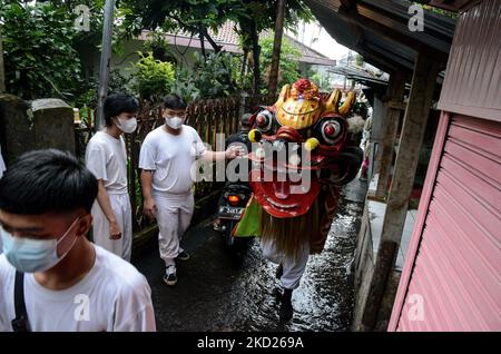Die Kie Lins tritt während eines Rituals im Vorfeld eines Cap Go Meh Festivals in Bogor, Provinz West Java, Indonesien, am 8. Februar 2022 auf. Der Ursprung von Kie Lins in chinesischen Legenden sind bekannte Tiere, die Reittiere der Götter sind. Der Kie Lin ist ein Tier, das 18 Tiere in der Welt repräsentiert. (Foto von Adriana Adie/NurPhoto) Stockfoto