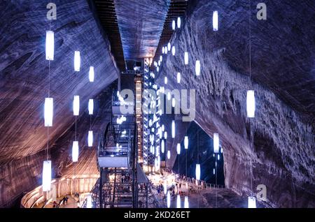 Ein unterirdischer Themenpark in der großen Salzmine Salina Turda, Turda in Rumänien mit niedrigen Lichtern Stockfoto