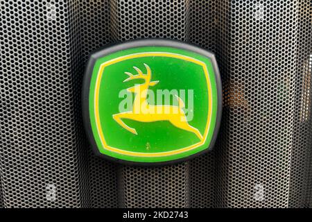 Das John Deere-Logo ist am 1. Februar 2022 auf einem Traktor in Jurkow, Polen, zu sehen. (Foto von Jakub Porzycki/NurPhoto) Stockfoto