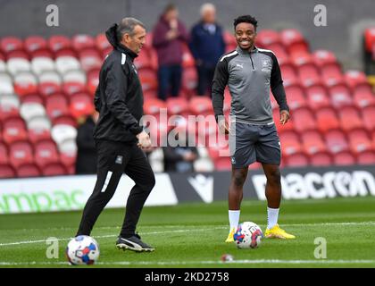 Cleethorpes, Großbritannien. 05.. November 2022. Plymouth Argyle Stürmer Niall Ennis (11) und Plymouth Argyle erster Teamtrainer Kevin Nancekivell wärmen sich während des Emirates FA Cup First Round Matches Grimsby Town gegen Plymouth Argyle im Blundell Park, Cleethorpes, Vereinigtes Königreich, 5.. November 2022 (Foto von Stanley Kasala/News Images) in Cleethorpes, Vereinigtes Königreich am 11/5/2022. (Foto von Stanley Kasala/News Images/Sipa USA) Quelle: SIPA USA/Alamy Live News Stockfoto