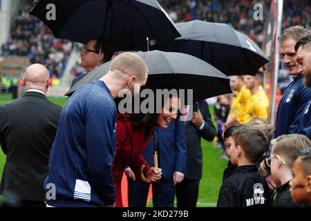 Die Prinzessin von Wales trifft die Maskottchen vor dem Viertelfinalspiel der Rugby League England gegen Papua-Neuguinea im DW-Stadion Wigan, ihrem ersten Spiel, das sie seit der Nachfolge des Duke of Sussex als Schirmherrin der Rugby Football League (RFL) besucht hat. Bilddatum: Samstag, 5. November 2022. Stockfoto