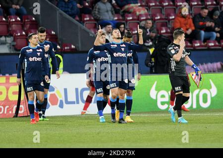 Spieler von UTA Arad, die zu Beginn des Spiels CFR Cluj gegen UTA Arad, rumänische Liga 1, Dr. Constantin Radulescu Stadium, Cluj-Napoca, Rumänien, 08. Februar 2022 auf dem Platz einsteigen (Foto: Flaviu Buboi/NurPhoto) Stockfoto