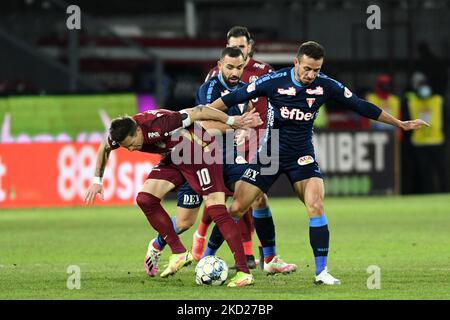 Gabriel Debeljuh (L) wurde von Roger (R) während des CFR Cluj vs UTA Arad, rumänische Liga 1, Dr. Constantin Radulescu Stadium, Cluj-Napoca, Rumänien, 08. Februar 2022 (Foto: Flaviu Buboi/NurPhoto) Stockfoto