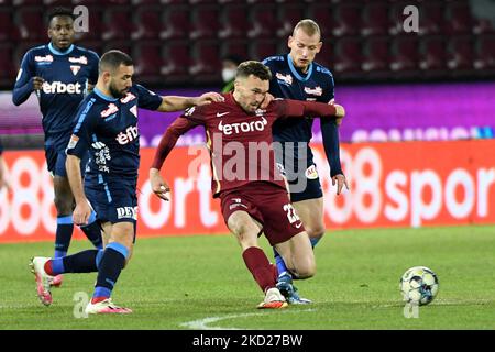 Gabriel Debeljuh (C) wurde von Modestas Vorobjovas (R) während des CFR Cluj vs UTA Arad, rumänische Liga 1, Dr. Constantin Radulescu Stadium, Cluj-Napoca, Rumänien, 08. Februar 2022 (Foto: Flaviu Buboi/NurPhoto) Stockfoto