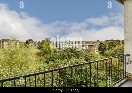 Sitzecke auf dem Balkon mit komfortablen Möbeln um eine wunderschöne Aussicht Stockfoto