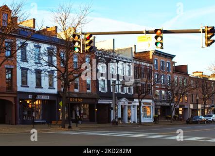 Skaneateles, New York, USA. 4. November 2022. Blick auf die Geschäfte und Boutiquen entlang der East Genesee Street, Route 20, im kleinen gehobenen Dorf Skaneat Stockfoto