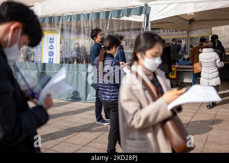 Die Bürger warten auf die Ergebnisse des COVID-19-Tests vor der Seoul Metropolitan Government Hall am 9. Februar 2022 in Seoul, Südkorea. Nach Angaben des südkoreanischen CDC kann die Zahl der bestätigten täglichen Patienten in Südkorea aufgrund des Anstiegs der Omicron-Variante bis Ende Februar auf 170.000 ansteigen. (Foto von Chris Jung/NurPhoto) Stockfoto