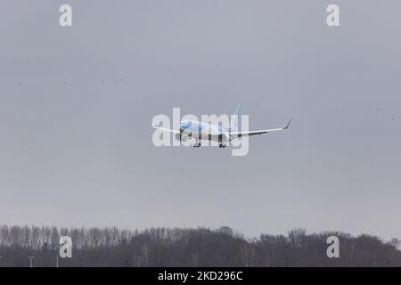 TUI Airlines Belgium Boeing 767-300ER-Flugzeuge, wie sie beim letzten Anflug, bei der Landung auf der Start- und Landebahn und beim Rollieren am Flughafen Eindhoven GESEHEN WERDEN, UM eine seltene niederländische Inlandsroute zu erreichen. Das Großraumflugzeug Boeing B767 kommt vom Flughafen Amsterdam Schiphol an und hat als Ziel einen Charterflug nach Bardufoss in Norwegen mit der Flugnummer OR9531. Das Düsenflugzeug hat die Registrierung OO-JNL und den Namen Sunshine. TUI fly die ehemalige Jetairfly, Arkefly, ist eine belgische Linien- und Charterfluggesellschaft, Tochtergesellschaft der TUI Group, dem deutschen multinationalen Reise- und Tourismusunternehmen, dem größten Freizeitunternehmen Stockfoto