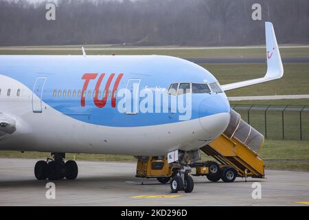 TUI Airlines Belgium Boeing 767-300ER-Flugzeuge, wie sie beim letzten Anflug, bei der Landung auf der Start- und Landebahn und beim Rollieren am Flughafen Eindhoven GESEHEN WERDEN, UM eine seltene niederländische Inlandsroute zu erreichen. Das Großraumflugzeug Boeing B767 kommt vom Flughafen Amsterdam Schiphol an und hat als Ziel einen Charterflug nach Bardufoss in Norwegen mit der Flugnummer OR9531. Das Düsenflugzeug hat die Registrierung OO-JNL und den Namen Sunshine. TUI fly die ehemalige Jetairfly, Arkefly, ist eine belgische Linien- und Charterfluggesellschaft, Tochtergesellschaft der TUI Group, dem deutschen multinationalen Reise- und Tourismusunternehmen, dem größten Freizeitunternehmen Stockfoto