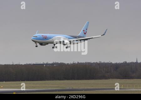 TUI Airlines Belgium Boeing 767-300ER-Flugzeuge, wie sie beim letzten Anflug, bei der Landung auf der Start- und Landebahn und beim Rollieren am Flughafen Eindhoven GESEHEN WERDEN, UM eine seltene niederländische Inlandsroute zu erreichen. Das Großraumflugzeug Boeing B767 kommt vom Flughafen Amsterdam Schiphol an und hat als Ziel einen Charterflug nach Bardufoss in Norwegen mit der Flugnummer OR9531. Das Düsenflugzeug hat die Registrierung OO-JNL und den Namen Sunshine. TUI fly die ehemalige Jetairfly, Arkefly, ist eine belgische Linien- und Charterfluggesellschaft, Tochtergesellschaft der TUI Group, dem deutschen multinationalen Reise- und Tourismusunternehmen, dem größten Freizeitunternehmen Stockfoto