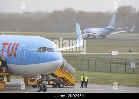 TUI Airlines Belgium Boeing 767-300ER-Flugzeuge, die auf dem Asphalt geparkt sind, während eine weitere TUI 737 auf dem Flughafen Eindhoven LANDET UND eine seltene Inlandsroute in den Niederlanden durchführt. Das Großraumflugzeug Boeing B767 kommt vom Flughafen Amsterdam Schiphol an und hat als Ziel einen Charterflug nach Bardufoss in Norwegen mit der Flugnummer OR9531. Das Düsenflugzeug hat die Registrierung OO-JNL und den Namen Sunshine. TUI fly die ehemalige Jetairfly, Arkefly, ist eine belgische Linien- und Charterfluggesellschaft, Tochtergesellschaft der TUI Group, dem deutschen multinationalen Reise- und Tourismusunternehmen, dem größten Freizeitunternehmen Stockfoto