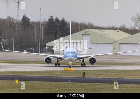 TUI Airlines Belgium Boeing 767-300ER-Flugzeuge, wie sie beim letzten Anflug, bei der Landung auf der Start- und Landebahn und beim Rollieren am Flughafen Eindhoven GESEHEN WERDEN, UM eine seltene niederländische Inlandsroute zu erreichen. Das Großraumflugzeug Boeing B767 kommt vom Flughafen Amsterdam Schiphol an und hat als Ziel einen Charterflug nach Bardufoss in Norwegen mit der Flugnummer OR9531. Das Düsenflugzeug hat die Registrierung OO-JNL und den Namen Sunshine. TUI fly die ehemalige Jetairfly, Arkefly, ist eine belgische Linien- und Charterfluggesellschaft, Tochtergesellschaft der TUI Group, dem deutschen multinationalen Reise- und Tourismusunternehmen, dem größten Freizeitunternehmen Stockfoto