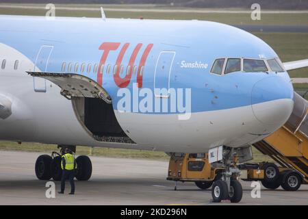 Die Cargo-Tür öffnet sich unter dem TUI-Logo. TUI Airlines Belgium Boeing 767-300ER-Flugzeuge, wie sie beim letzten Anflug, bei der Landung auf der Start- und Landebahn und beim Rollieren am Flughafen Eindhoven GESEHEN WERDEN, UM eine seltene niederländische Inlandsroute zu erreichen. Das Großraumflugzeug Boeing B767 kommt vom Flughafen Amsterdam Schiphol an und hat als Ziel einen Charterflug nach Bardufoss in Norwegen mit der Flugnummer OR9531. Das Düsenflugzeug hat die Registrierung OO-JNL und den Namen Sunshine. TUI fly die ehemalige Jetairfly, Arkefly, ist eine belgische Linien- und Charterfluggesellschaft, Tochtergesellschaft der TUI Group, dem deutschen multinationalen Reiseunternehmen Stockfoto