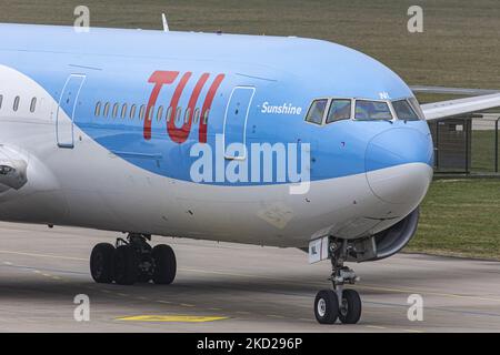 TUI Airlines Belgium Boeing 767-300ER-Flugzeuge, wie sie beim letzten Anflug, bei der Landung auf der Start- und Landebahn und beim Rollieren am Flughafen Eindhoven GESEHEN WERDEN, UM eine seltene niederländische Inlandsroute zu erreichen. Das Großraumflugzeug Boeing B767 kommt vom Flughafen Amsterdam Schiphol an und hat als Ziel einen Charterflug nach Bardufoss in Norwegen mit der Flugnummer OR9531. Das Düsenflugzeug hat die Registrierung OO-JNL und den Namen Sunshine. TUI fly die ehemalige Jetairfly, Arkefly, ist eine belgische Linien- und Charterfluggesellschaft, Tochtergesellschaft der TUI Group, dem deutschen multinationalen Reise- und Tourismusunternehmen, dem größten Freizeitunternehmen Stockfoto