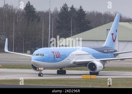 TUI Airlines Belgium Boeing 767-300ER-Flugzeuge, wie sie beim letzten Anflug, bei der Landung auf der Start- und Landebahn und beim Rollieren am Flughafen Eindhoven GESEHEN WERDEN, UM eine seltene niederländische Inlandsroute zu erreichen. Das Großraumflugzeug Boeing B767 kommt vom Flughafen Amsterdam Schiphol an und hat als Ziel einen Charterflug nach Bardufoss in Norwegen mit der Flugnummer OR9531. Das Düsenflugzeug hat die Registrierung OO-JNL und den Namen Sunshine. TUI fly die ehemalige Jetairfly, Arkefly, ist eine belgische Linien- und Charterfluggesellschaft, Tochtergesellschaft der TUI Group, dem deutschen multinationalen Reise- und Tourismusunternehmen, dem größten Freizeitunternehmen Stockfoto