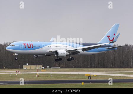 TUI Airlines Belgium Boeing 767-300ER-Flugzeuge, wie sie beim letzten Anflug, bei der Landung auf der Start- und Landebahn und beim Rollieren am Flughafen Eindhoven GESEHEN WERDEN, UM eine seltene niederländische Inlandsroute zu erreichen. Das Großraumflugzeug Boeing B767 kommt vom Flughafen Amsterdam Schiphol an und hat als Ziel einen Charterflug nach Bardufoss in Norwegen mit der Flugnummer OR9531. Das Düsenflugzeug hat die Registrierung OO-JNL und den Namen Sunshine. TUI fly die ehemalige Jetairfly, Arkefly, ist eine belgische Linien- und Charterfluggesellschaft, Tochtergesellschaft der TUI Group, dem deutschen multinationalen Reise- und Tourismusunternehmen, dem größten Freizeitunternehmen Stockfoto