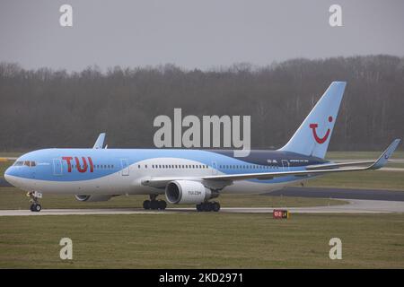 TUI Airlines Belgium Boeing 767-300ER-Flugzeuge, wie sie beim letzten Anflug, bei der Landung auf der Start- und Landebahn und beim Rollieren am Flughafen Eindhoven GESEHEN WERDEN, UM eine seltene niederländische Inlandsroute zu erreichen. Das Großraumflugzeug Boeing B767 kommt vom Flughafen Amsterdam Schiphol an und hat als Ziel einen Charterflug nach Bardufoss in Norwegen mit der Flugnummer OR9531. Das Düsenflugzeug hat die Registrierung OO-JNL und den Namen Sunshine. TUI fly die ehemalige Jetairfly, Arkefly, ist eine belgische Linien- und Charterfluggesellschaft, Tochtergesellschaft der TUI Group, dem deutschen multinationalen Reise- und Tourismusunternehmen, dem größten Freizeitunternehmen Stockfoto